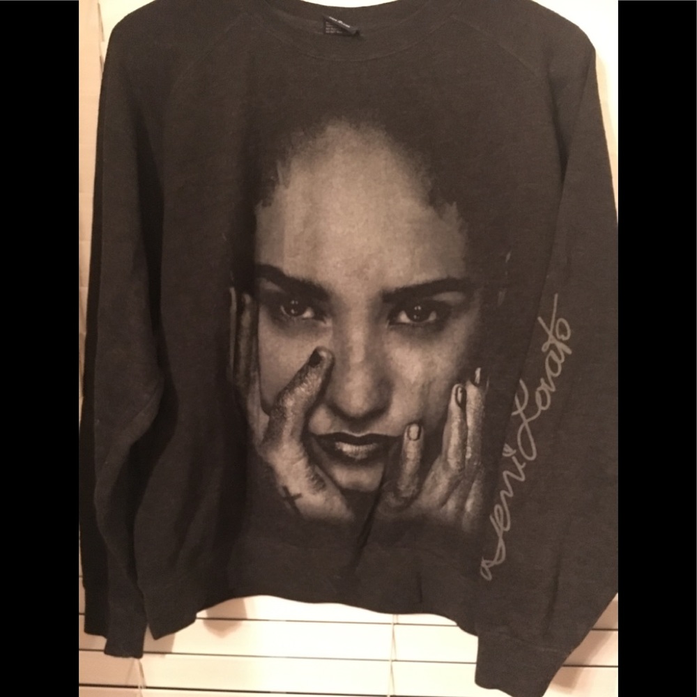 Demi Lovato sweater